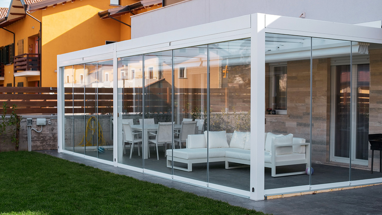 Pergola in acciaio con chiusure laterali in vetro